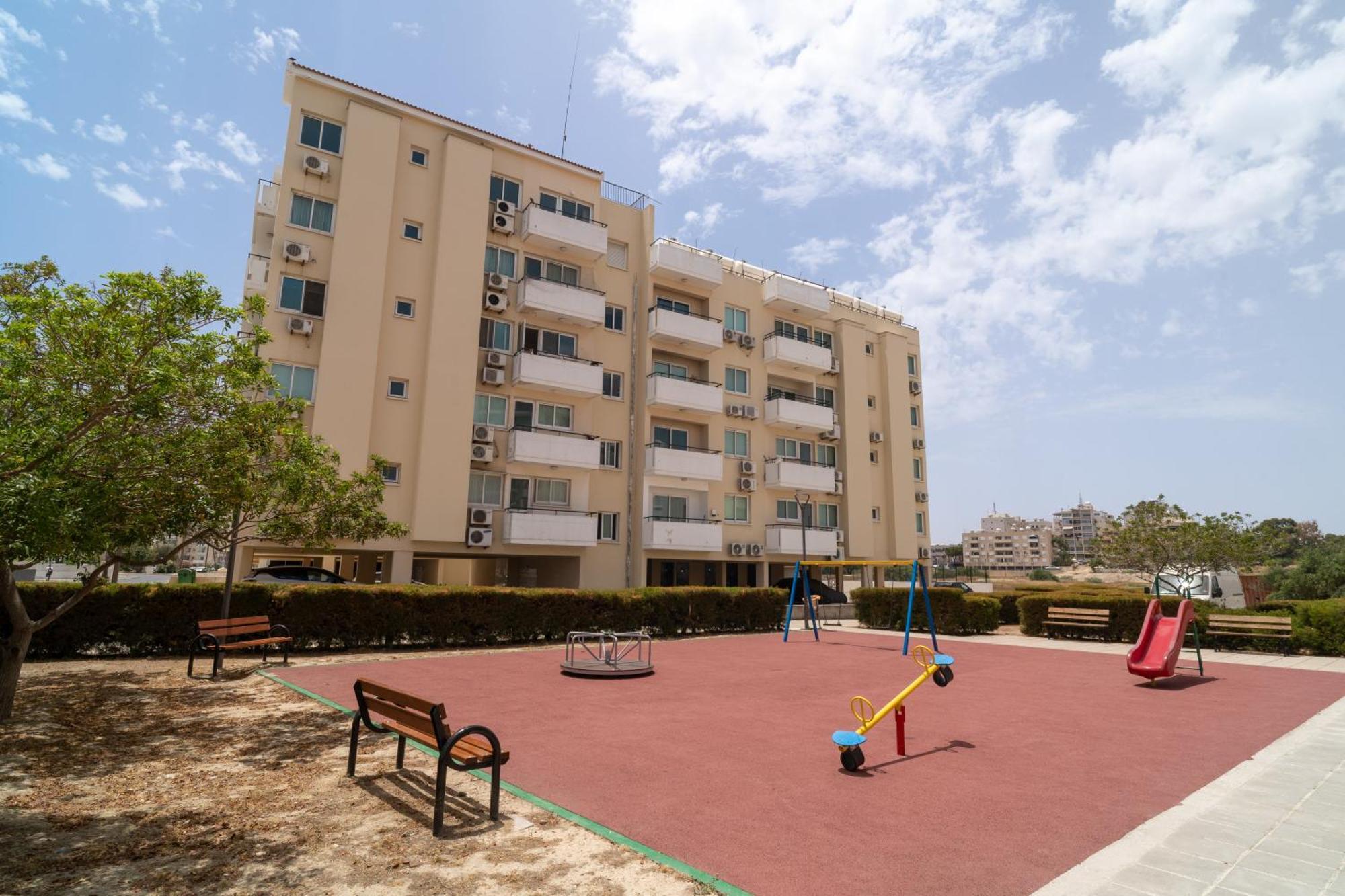 Kave Blue Mackenzie 1 Bdr Flat With Pool Apartamento Larnaca Exterior foto