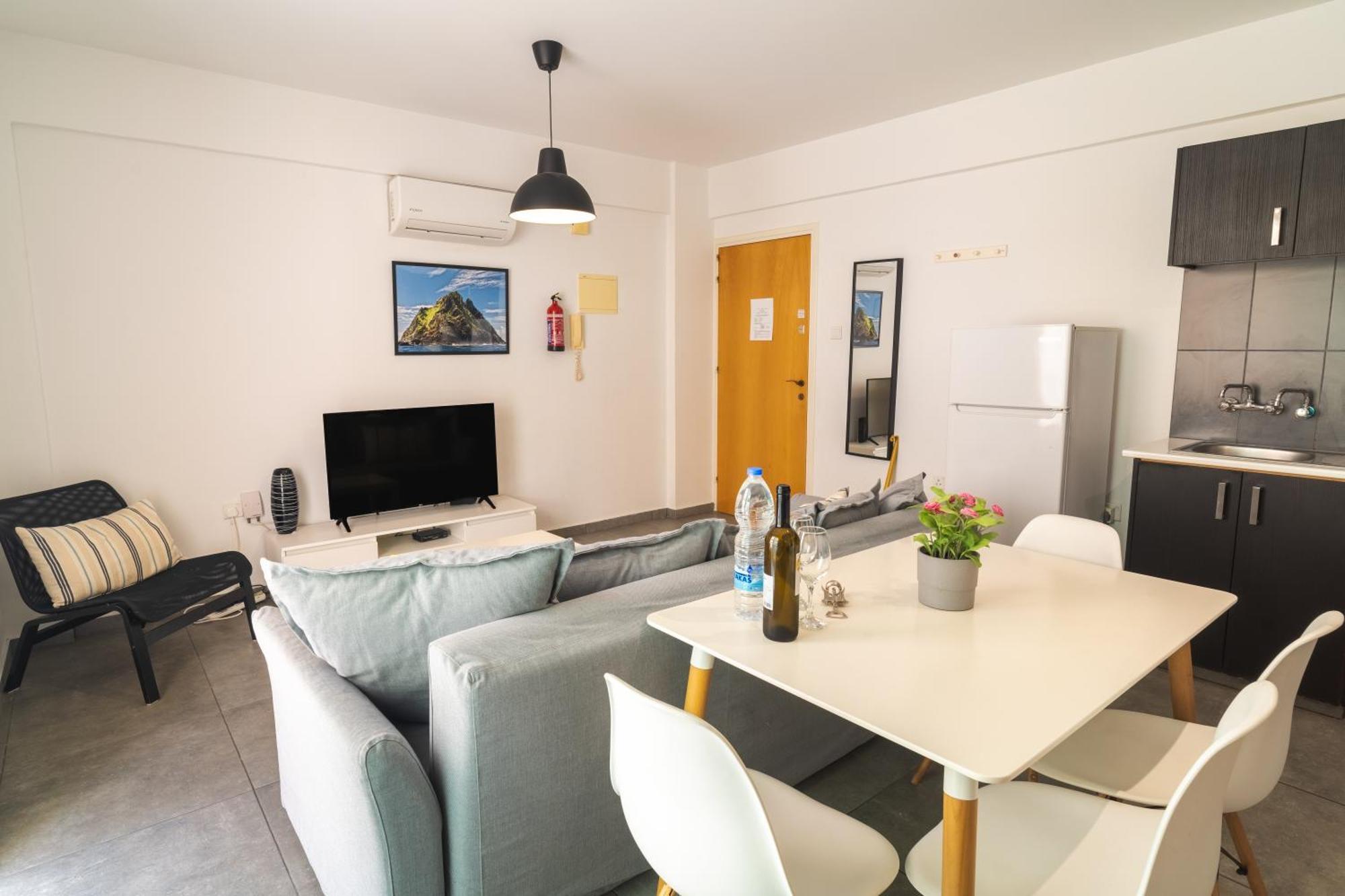 Kave Blue Mackenzie 1 Bdr Flat With Pool Apartamento Larnaca Exterior foto