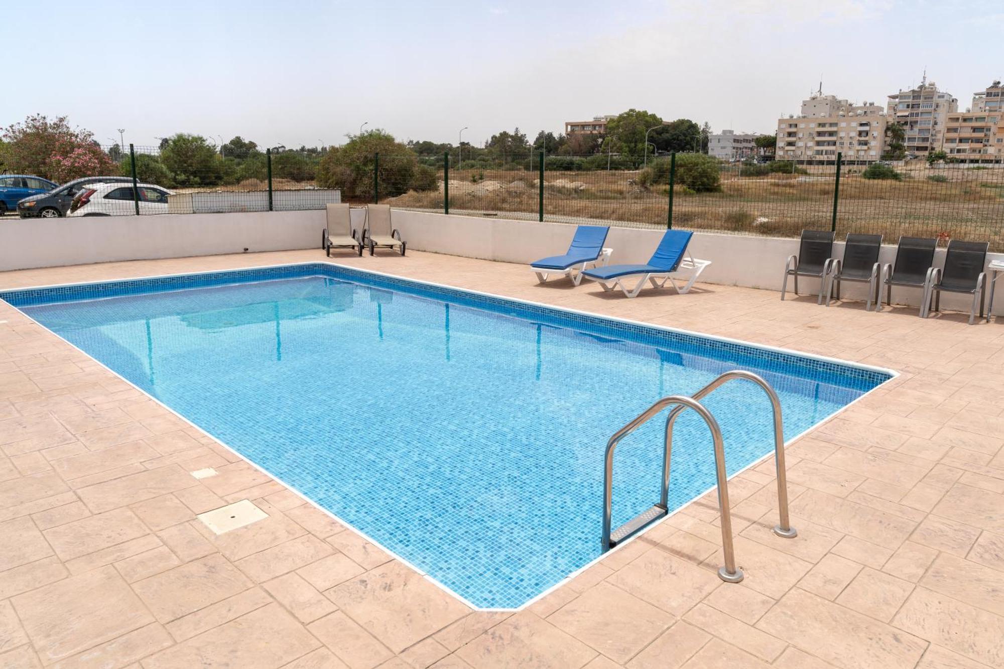 Kave Blue Mackenzie 1 Bdr Flat With Pool Apartamento Larnaca Exterior foto